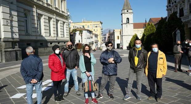 Covid a Benevento, chiusure e ristori: flash mob all'Arco, ma è scontro politico