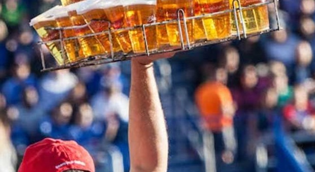 Si torna a bere la birra negli stadi inglesi, la polizia non ci sta: «È una follia»