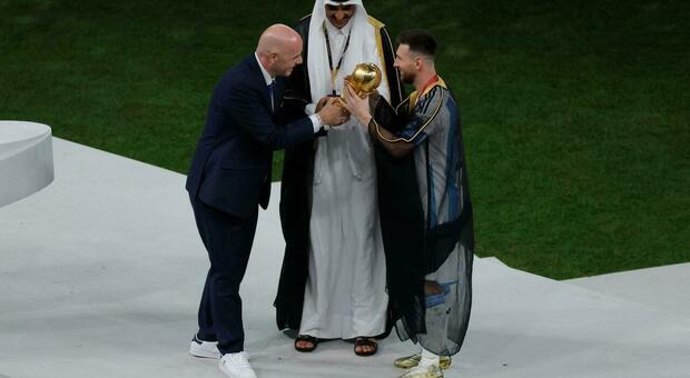 Messi e l'imposizione della tunica nera araba per la premiazione: la Fifa accetta anche questo. Pioggia di proteste. Che cos'è il bisht