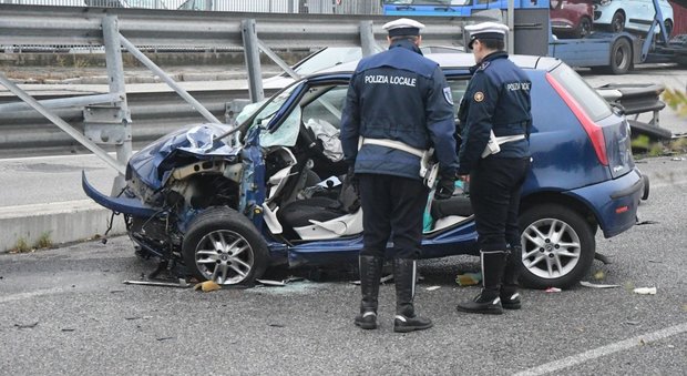 Milano, auto sbanda, neonato di un mese muore sbalzato dal sedile: culla contro il parabrezza