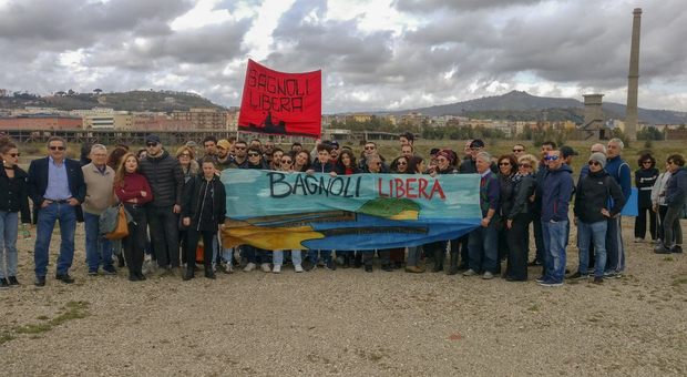 Napoli, il comitato Bagnoli Libera occupa l'ex Italsider: «Così il governo distrugge i territori»