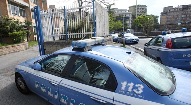 Napoli, due topi d'auto fermati con i cacciavite aggrediscono i poliziotti