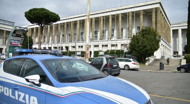 Roma, paura all'Eur, ferma auto in mezzo alla strada e tenta di rapinare il conducente: brasiliano arrestato