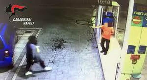 Rapina al distributore di benzina a Torre del Greco, il bandito incastrato dalle telecamere