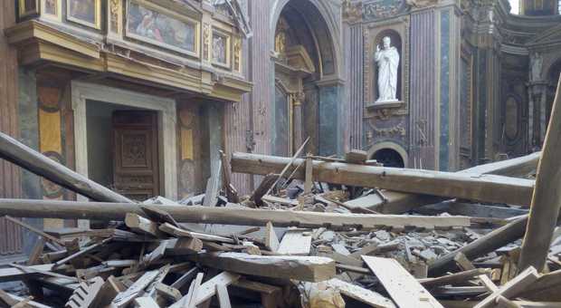 Roma, crolla il tetto di in una chiesa davanti al Campidoglio