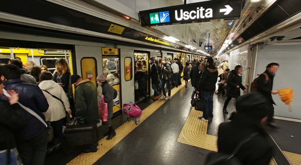 Napoli, quattro borseggiatori sul metrò arrestati subito dopo i furti