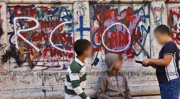 Emergenza baby gang a Napoli, la Prefettura: più controlli e revoca della licenza a chi vende alcolici ai minori