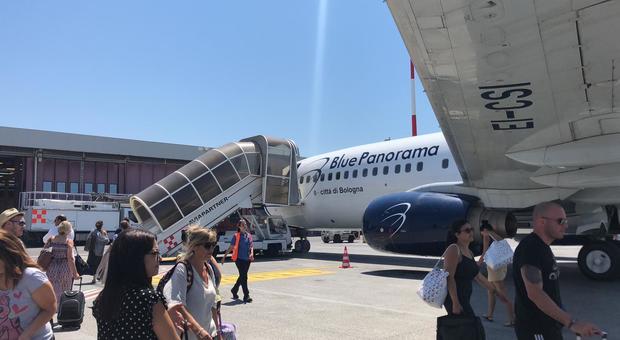 Roma, odissea per 180 passeggeri di un volo Blue Panorama per Lampedusa: bloccati un giorno in aeroporto