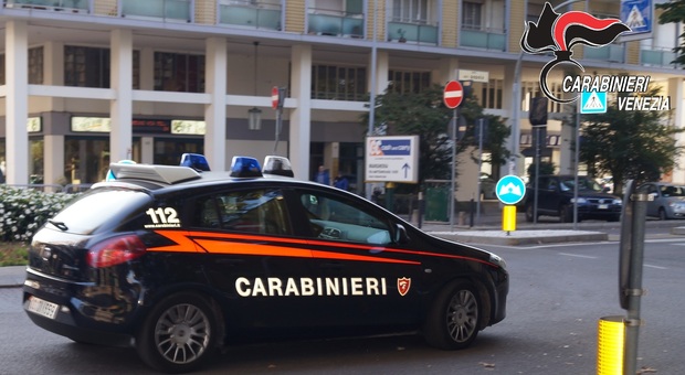 I carabinieri nel piazzale della stazione di Mestre, da dove è scattata l'operazione nel Veneto