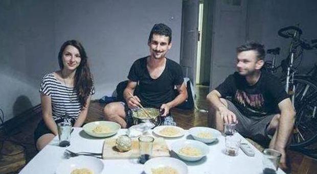 Michele Tomasini in tavola con due nuovi amici per i quali ha cucinato