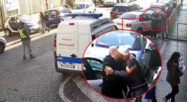 Napoli, il vigile bacia un parcheggiatore abusivo: è bufera su 4 agenti | Video