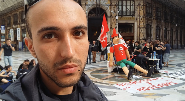 I manifestanti si radunano in Galleria Umberto: «Non molliamo, aspettiamo il premier»