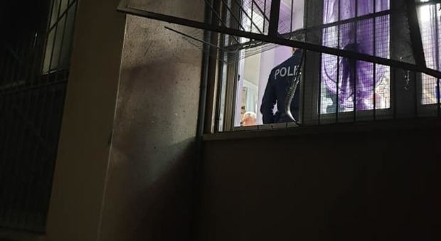 Il sopralluogo degli agenti della polizia scientifica nella pasticceria di Ancona