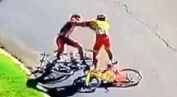 Rissa tra ciclisti al Giro del Portogallo: cazzotti e ceffoni, poi vengono divisi