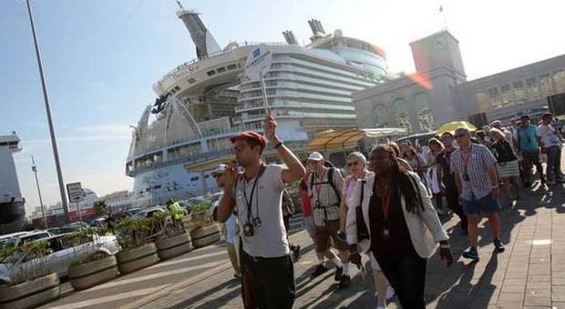 Napoli, al porto c'è la nave più grande del mondo: traffico in tilt per lo sbarco dei turisti | Foto