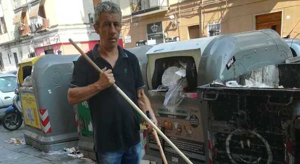 Napoli, i cittadini dell'Arenaccia si rimboccano le maniche per spazzare i rifiuti accumulati