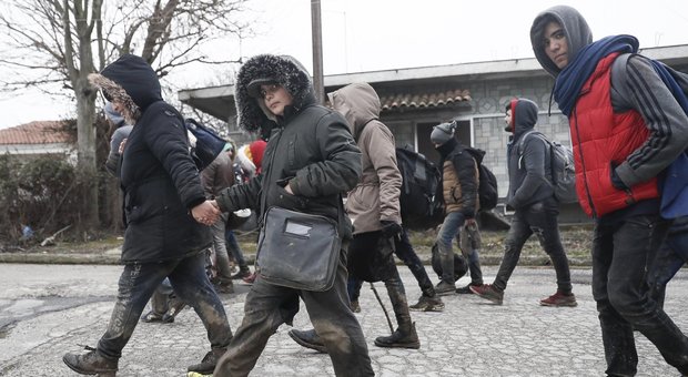 Grecia, scontri tra polizia e profughi siriani al confine con la Turchia: lancio di lacrimogeni e pietre