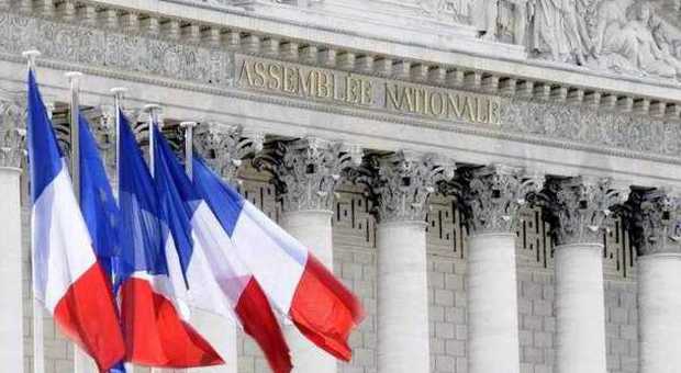 Francia, il parlamento approva le multe per i clienti delle prostitute