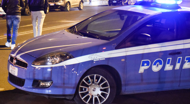 Roma, scoperti durante un furto: ladri accoltellano poliziotti, uno finisce in ospedale