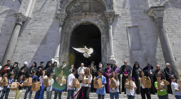 Il Papa a Bari per incontrare i patriarchi del Medio Oriente «Nessuna alternativa alla pace»