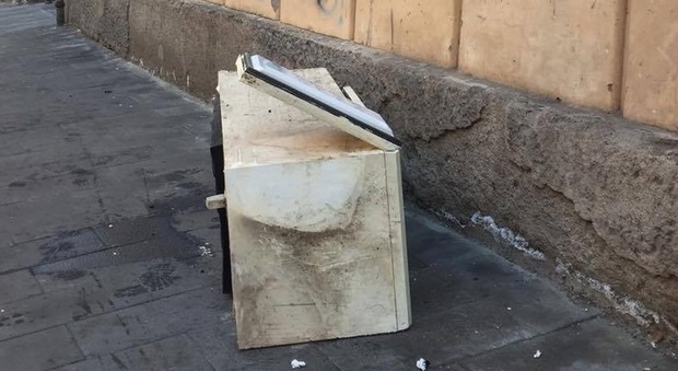 Gli incivili di via Purgatorio: spunta un frigorifero abbandonato in strada