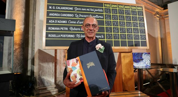 Alfredo Favi, il marito di Ada d'Adamo, ritira il Premio Strega 2023