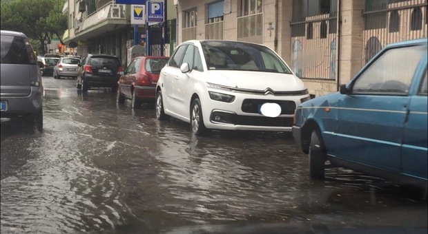 Bomba d'acqua s'abbatte su Napoli: strade allagate e forte vento