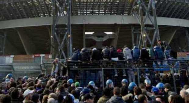 Tensione Napoli, il club avvisa i tifosi: "San Paolo a rischio squalifica Uefa"