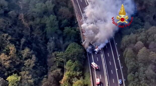 Incidente sull'A1, camion prende fuoco e si ribalta. Italia divisa in due per ore: «Traffico in tilt, code di 11 km verso Roma»