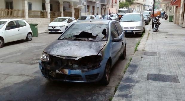 Rogo nella notte: brucia l'auto di un ex carabiniere