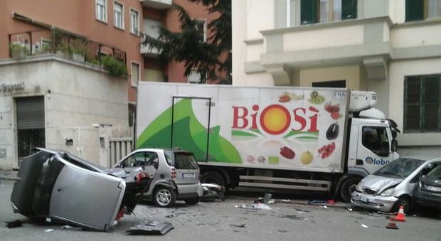 Roma, malore alla guida: travolge col camion 17 auto parcheggiate e poi muore