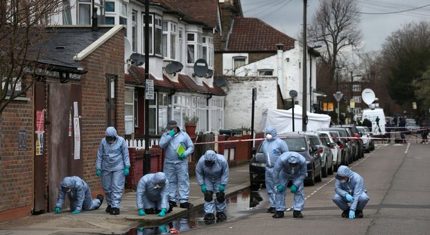 I rilievi della polizia a Chalgrove Road a Tottenham dove due giorni fa fu uccisa una sedicenne