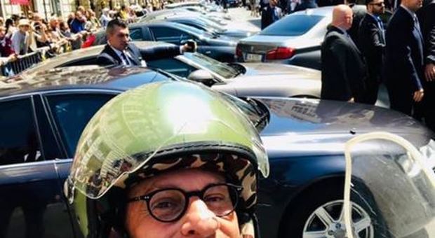 2 giugno, ironia social di Rampelli: «Ho infilato lo scooter tra le auto blu dei grillini»
