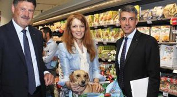 Al supermercato con il cagnolino? Basta metterlo nella borsetta