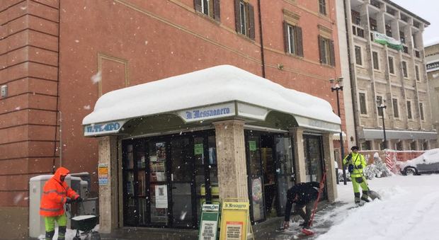 Reatino sommerso dalla neve: oltre 25 cm in città, chiusa via Garibaldi, attivo il Cotral. Treni a rilento. I disagi. Foto