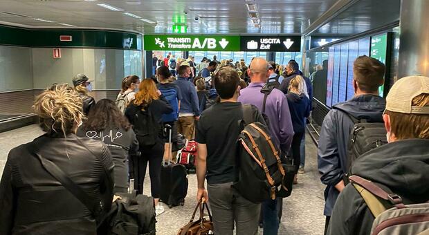 Caos a Malpensa, varchi controllo passaporti chiusi: code infinite e passeggeri infuriati FOTO