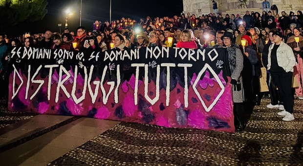 In centinaia per Giulia al grido di «mai più»: ecco il corteo contro la violenza sulle donne nel centro di Ancona