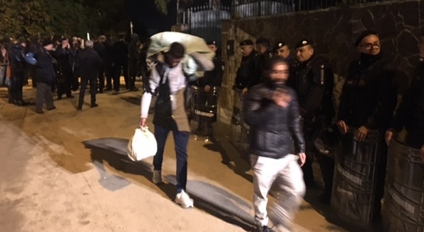 Terrore nel centro profughi di Aversa, via alla risoluzione del contratto: 150 immigrati trasferiti in altre strutture