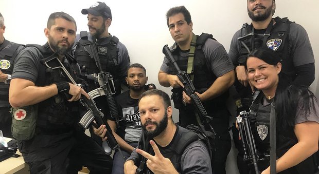 Preso Rogerio 157, il boss dei narcos più ricercato del Brasile: selfie e sorrisi con i poliziotti