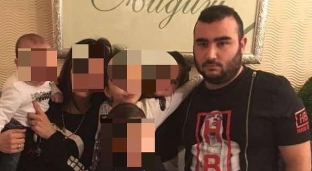 Noemi, il sicario su Fb sceglie la foto del buon padre di famiglia: con la giovane moglie e i tre figlioletti