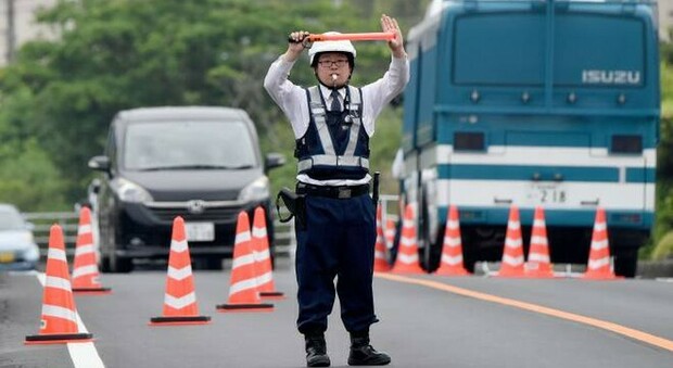 Un poliziotto della stradale giapponese