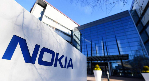 Nokia di nuovo in rosso: l'ex leader dei cellulari taglierà 14mila degli 86mila dipendenti