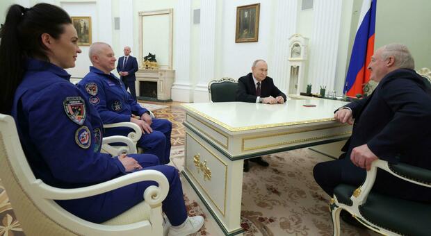 Vladimir Putin e il suo omologo bielorusso Alexander Lukashenko con i membri dell'equipaggio della Stazione Spaziale Internazionale