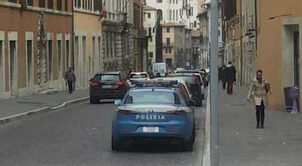 Perugia: sassate alle auto per rubare, ma stavolta fa troppo rumore