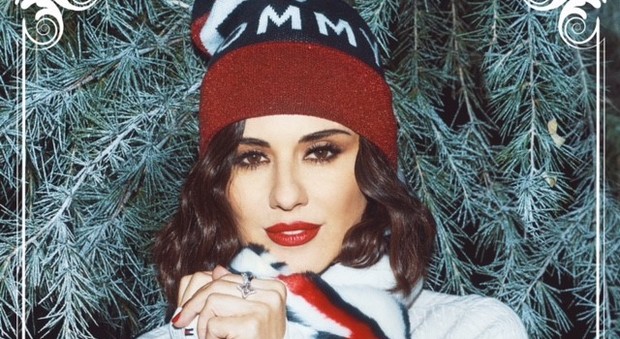 Paola Iezzi esce, nuovo album a sorpresa per Natale ed è già in top ten su iTunes.