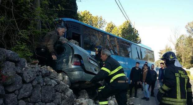 Scontro tra auto e bus alle porte di Lecce: feriti numerosi studenti e l'autista