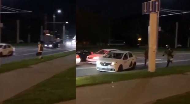 Minsk, tassista eroe fa salire manifestante e lo salva dal pestaggio dei militari, il video fa il giro del web