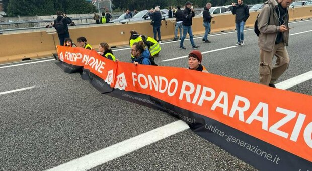 Autostrada Torino-Milano bloccata da blitz attivisti Ultima Generazione: automobilisti infuriati