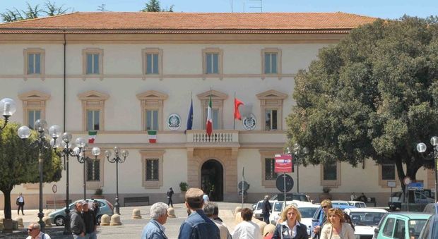 Piazza Vittorio Veneto a Tolfa, sullo sfondo il palazzo comunale (Foto Giobbi)