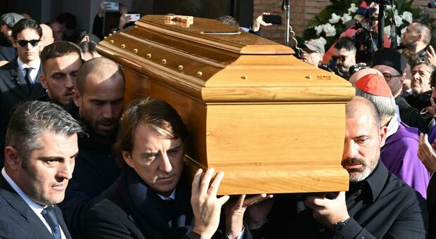 Mihajlovic, in migliaia ai funerali a Roma: «Ciao Sinisa, uno di noi»